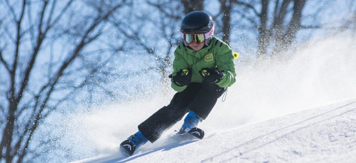 un enfant faisant une descente de ski - gérardmer