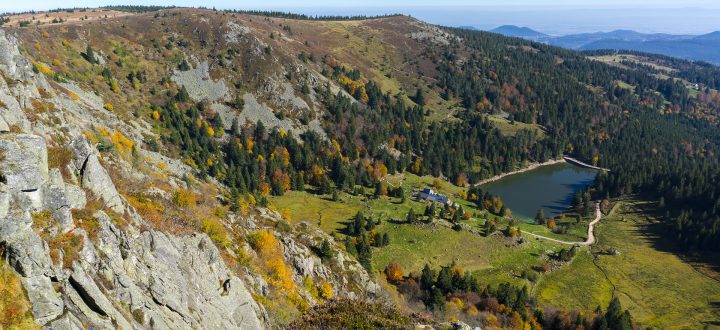 Vue sur le lac des truites à Forlet dans les Vosges pendant une randonnée
